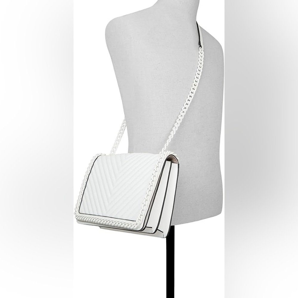 Beautiful white quilted handbag with a pattern and a chic white chain strap.